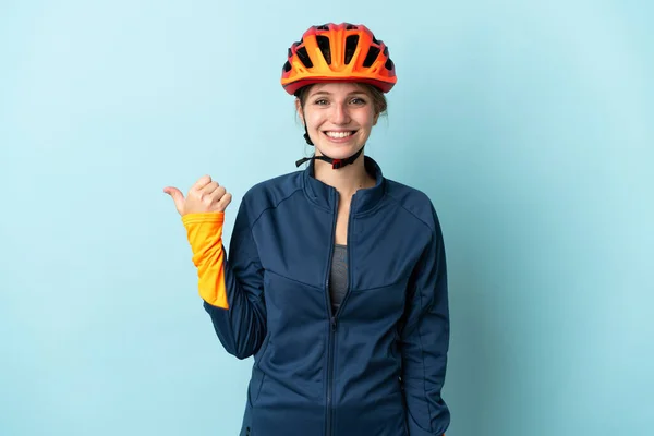 Mavi Arka Planda Izole Edilmiş Genç Bisikletçi Kadın Bir Ürünü — Stok fotoğraf
