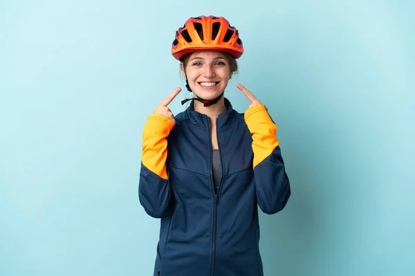 Mavi Arka Planda Izole Edilmiş Genç Bir Bisikletçi Kadın Baş — Stok fotoğraf