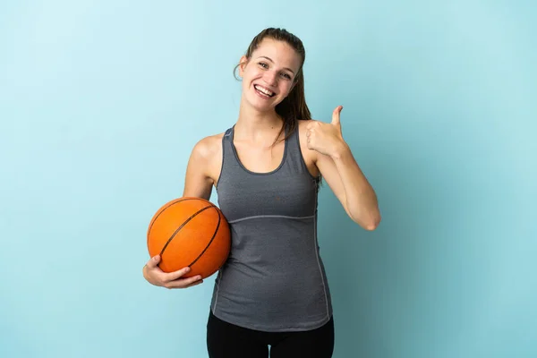 Mujer Joven Jugando Baloncesto Aislado Sobre Fondo Azul Con Los —  Fotos de Stock