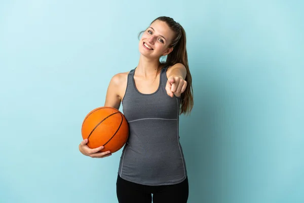 Mujer Joven Jugando Baloncesto Aislado Sobre Fondo Azul Apuntando Frente —  Fotos de Stock