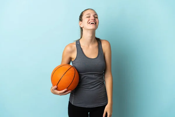 Jovem Mulher Jogando Basquete Isolado Fundo Azul Rindo — Fotografia de Stock