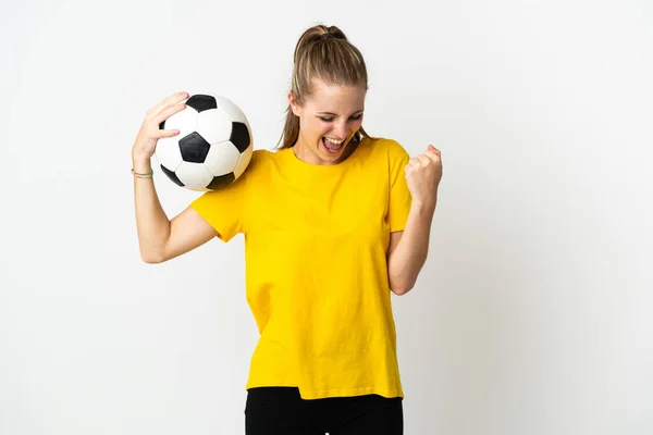 白地に孤立した若い白人女性とサッカーボールが勝利を祝う — ストック写真