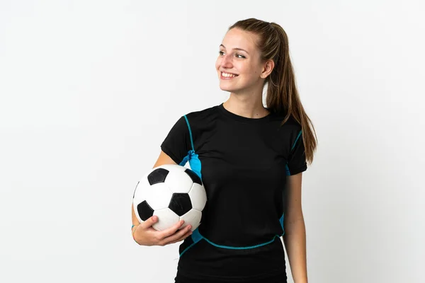 Mladý Fotbalista Žena Izolované Bílém Pozadí Při Pohledu Strany Usmívání — Stock fotografie