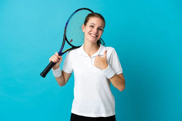 Joven Jugadora Tenis Aislada Sobre Fondo Azul Dando Gesto Pulgar — Foto de Stock