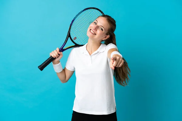 Jonge Vrouw Tennisser Geïsoleerd Blauwe Achtergrond Wijzend Front Met Vrolijke — Stockfoto