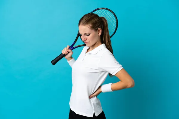 테니스 선수는 노력을 기울인 데대한 통증으로 배경에 고립되어 — 스톡 사진