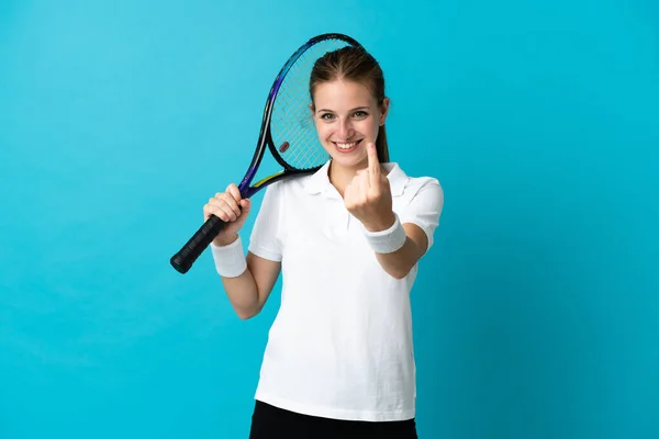 Jeune Joueuse Tennis Isolée Sur Fond Bleu Faisant Geste Venir — Photo
