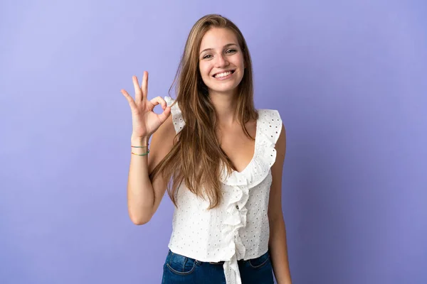 Zole Edilmiş Arka Planda Genç Beyaz Kadın Parmaklarıyla Tamam Işareti — Stok fotoğraf