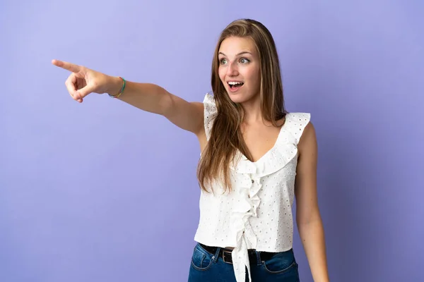 Joven Mujer Caucásica Sobre Fondo Aislado Apuntando Lejos — Foto de Stock