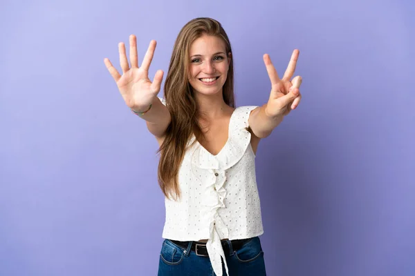 Mladá Běloška Žena Přes Izolované Pozadí Načítání Sedm Prsty — Stock fotografie