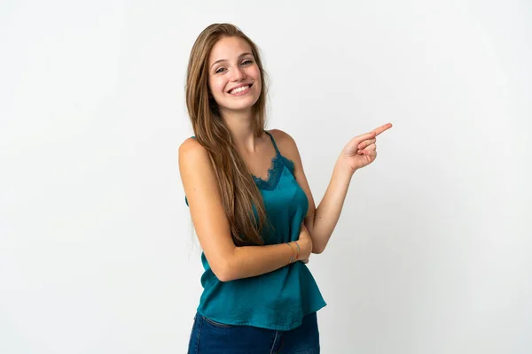 Mujer Caucásica Joven Sobre Fondo Aislado Señalando Dedo Hacia Lado — Foto de Stock