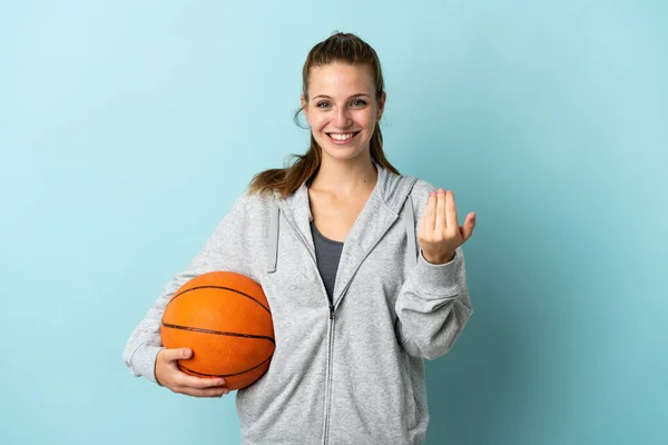 Jovem Mulher Caucasiana Isolado Fundo Azul Jogando Basquete Fazendo Gesto — Fotografia de Stock