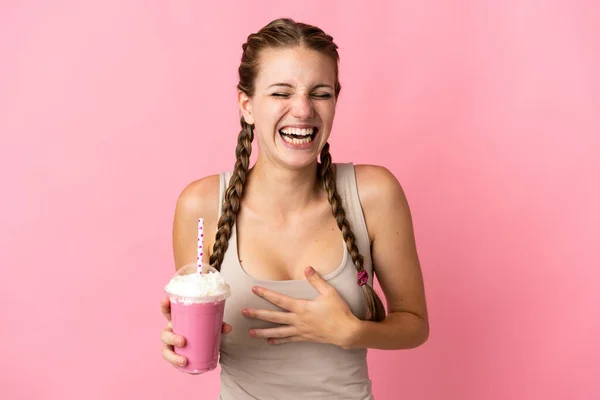 Mujer Joven Con Batido Fresa Aislado Sobre Fondo Rosa Sonriendo —  Fotos de Stock