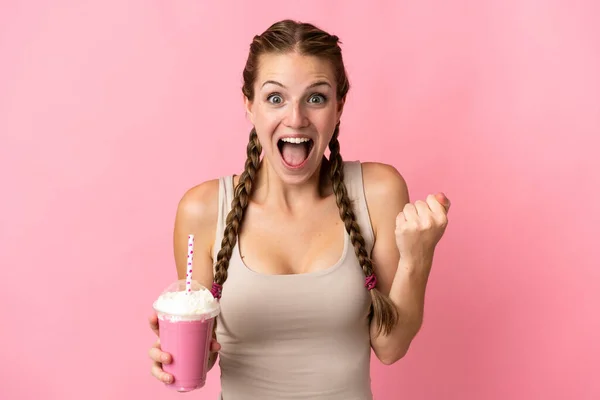 Mujer Joven Con Batido Fresa Aislada Sobre Fondo Rosa Celebrando —  Fotos de Stock