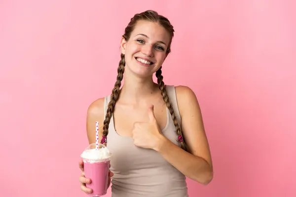 Ung Kvinna Med Jordgubbe Milkshake Isolerad Rosa Bakgrund Ger Tummen — Stockfoto