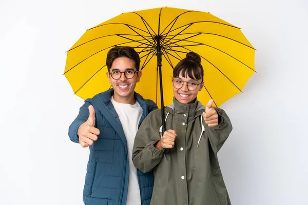 Junges Gemischtes Paar Das Einen Regenschirm Auf Weißem Hintergrund Hält — Stockfoto
