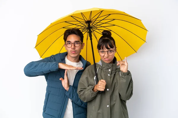 Junge Gemischte Rasse Paar Hält Einen Regenschirm Isoliert Auf Weißem — Stockfoto