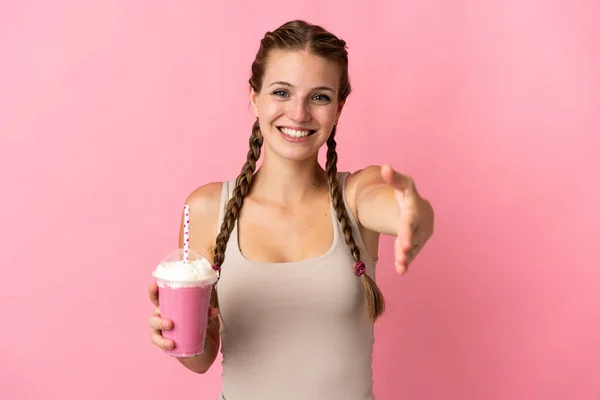 Mujer Joven Con Batido Fresa Aislado Sobre Fondo Rosa Estrechando —  Fotos de Stock