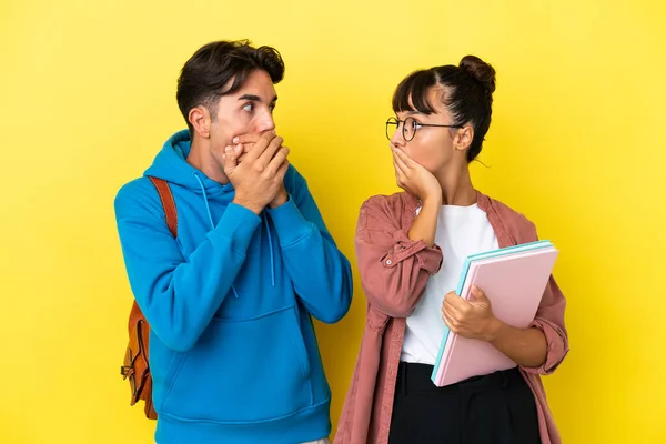 Junges Studentenpaar Isoliert Auf Gelbem Hintergrund Das Den Mund Mit — Stockfoto