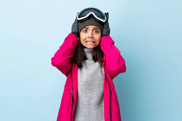 Mieszane Wyścig Narciarz Dziewczyna Okulary Snowboardowe Odizolowanym Tle Niebieski Robi — Zdjęcie stockowe