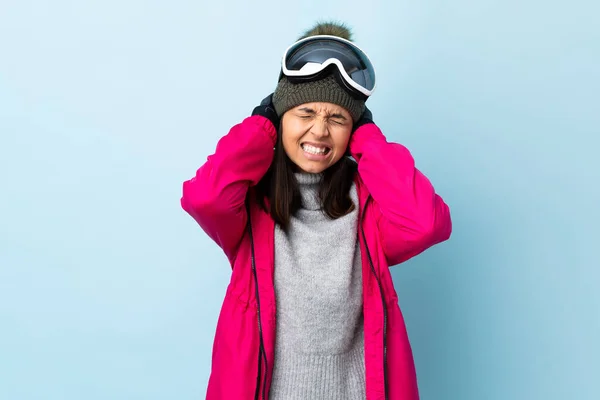 Vegyes Verseny Síelő Lány Snowboard Szemüveg Felett Elszigetelt Kék Háttér — Stock Fotó