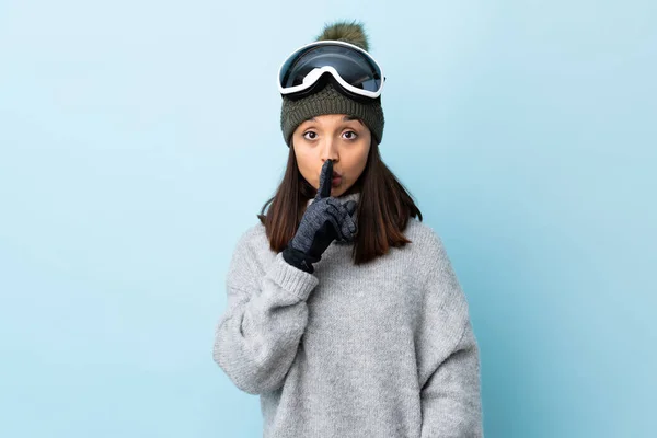 Chica Esquiadora Carrera Mixta Con Gafas Snowboard Sobre Fondo Azul —  Fotos de Stock