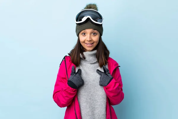 Mieszane Wyścig Narciarz Dziewczyna Okularów Snowboardowych Odizolowanym Tle Niebieski Zaskakującym — Zdjęcie stockowe