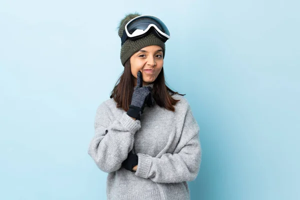 Karma Kayakçı Kız Snowboard Gözlükleriyle Izole Edilmiş Mavi Arka Planda — Stok fotoğraf