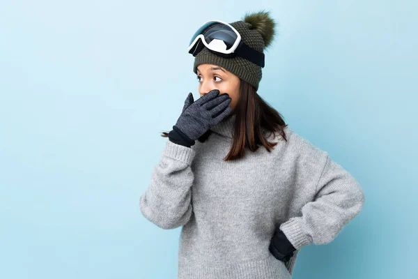 Chica Esquiadora Carrera Mixta Con Gafas Snowboard Sobre Fondo Azul —  Fotos de Stock