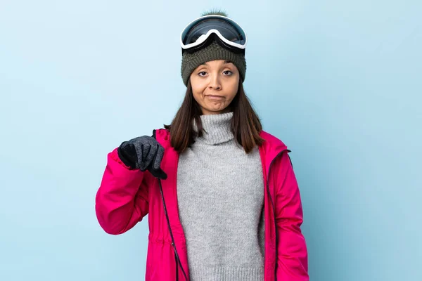 Blandad Ras Skidåkare Flicka Med Snowboard Glasögon Över Isolerad Blå — Stockfoto