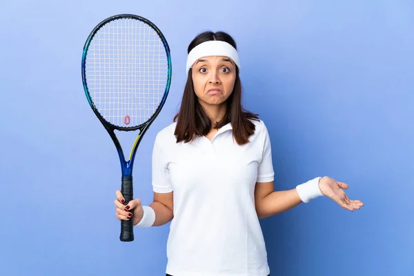 Молода Жінка Тенісистка Над Ізольованим Тлом Має Сумніви Під Час — стокове фото