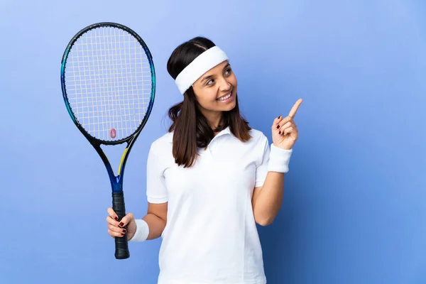 Joven Jugadora Tenis Sobre Fondo Aislado Apuntando Una Gran Idea —  Fotos de Stock