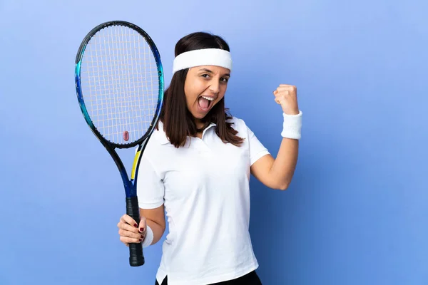 Молода Жінка Тенісистка Над Ізольованим Тлом Святкує Перемогу — стокове фото