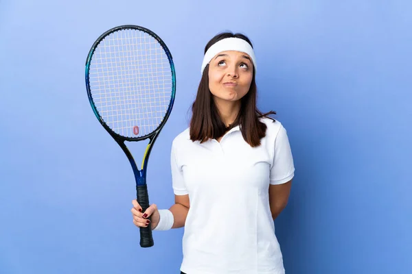 Молода Жінка Тенісистка Над Ізольованим Тлом Дивиться Вгору — стокове фото