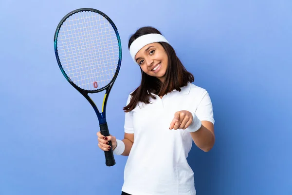 若いです女性テニス選手上の隔離された背景ポインティングフロントとともに幸せな式 — ストック写真