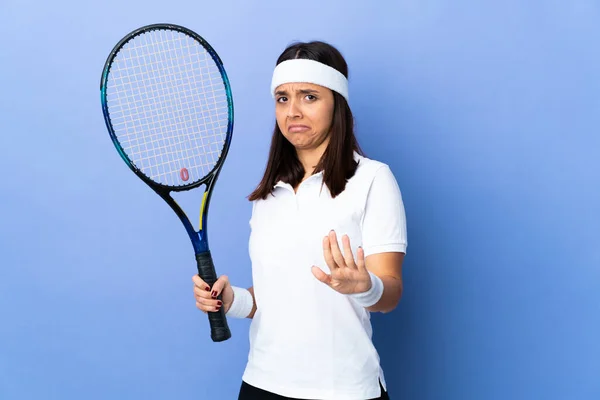 Joven Jugadora Tenis Sobre Fondo Aislado Nervioso Estirando Las Manos —  Fotos de Stock