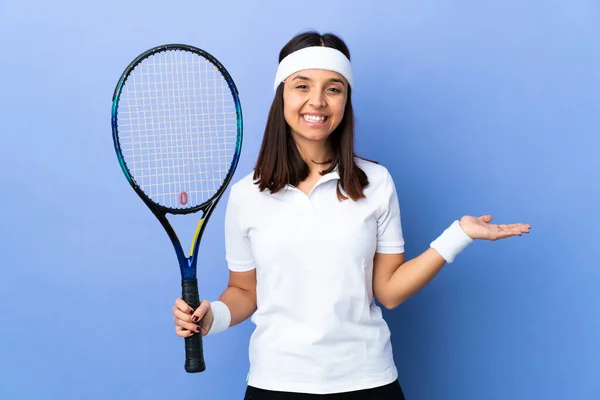 Молода Жінка Тенісистка Над Ізольованим Тлом Тримає Копійку Уявною Долоні — стокове фото