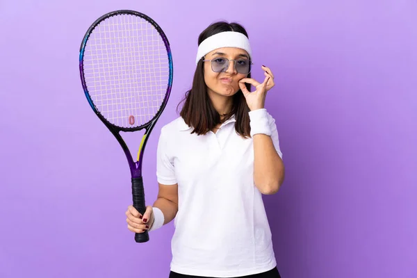 Tecrit Edilmiş Arka Planda Genç Bayan Tenis Oyuncusu Sessizlik Işareti — Stok fotoğraf