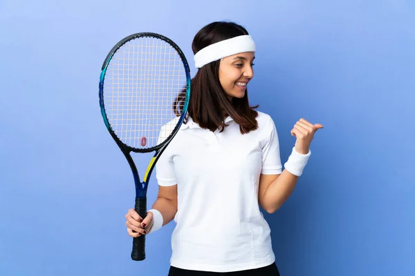 Jonge Vrouw Tennisspeler Geïsoleerde Achtergrond Wijzen Naar Zijkant Een Product — Stockfoto