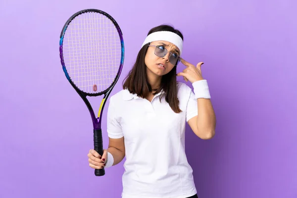 Genç Bayan Tenisçi Izole Edilmiş Arka Planda Deliliğin Hareketini Yapıyor — Stok fotoğraf