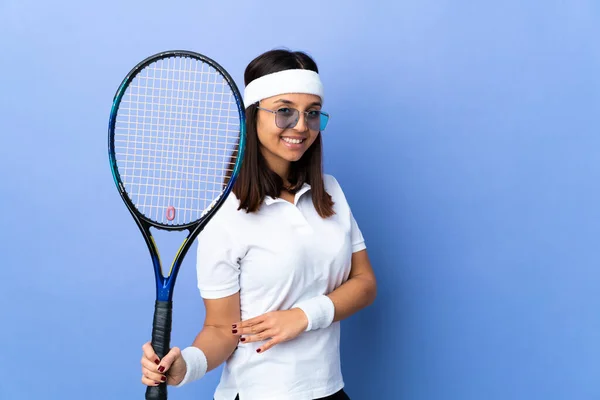 Genç Bayan Tenisçi Kolları Bağlı Ileriye Bakıyor — Stok fotoğraf