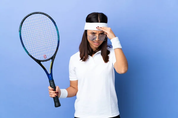 Joven Jugadora Tenis Sobre Fondo Aislado Mirando Lejos Con Mano —  Fotos de Stock