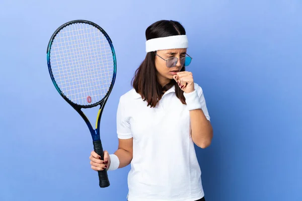 Soyutlanmış Arka Planda Genç Bayan Tenisçi Çok Öksürüyor — Stok fotoğraf