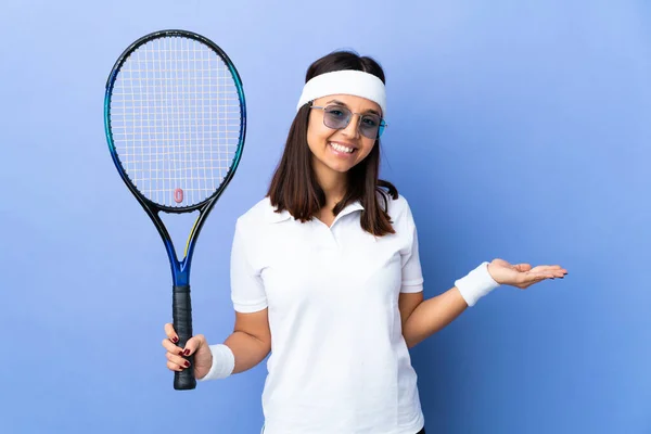 若いです女性テニス選手上の隔離された背景提示アイデアながら笑顔 — ストック写真