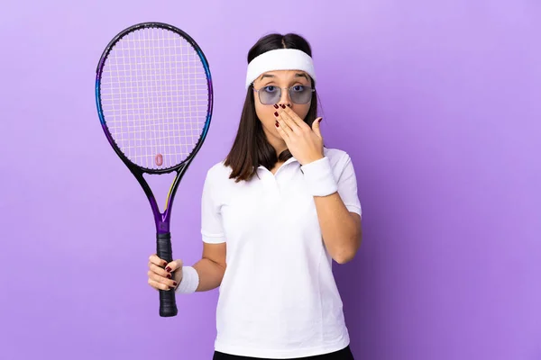 Tecrit Edilmiş Arka Planda Genç Bayan Tenisçi Sağa Bakarken Şaşırdı — Stok fotoğraf