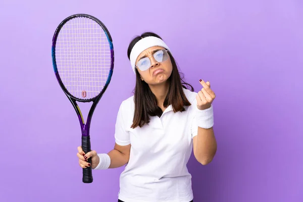 Joven Jugadora Tenis Sobre Fondo Aislado Haciendo Gesto Italiano — Foto de Stock