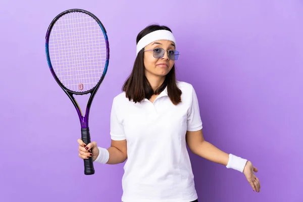 Giovane Tennista Donna Sfondo Isolato Avendo Dubbi — Foto Stock