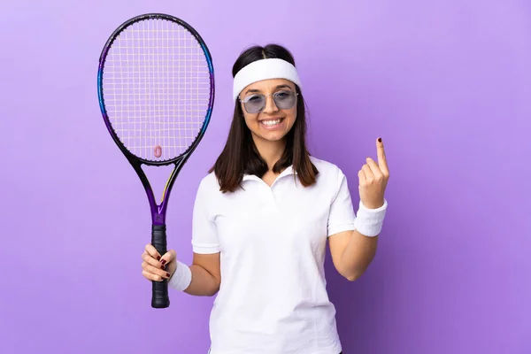 Jonge Vrouw Tennis Speler Geïsoleerde Achtergrond Doen Komende Gebaar — Stockfoto