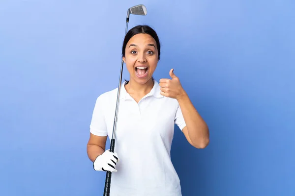 Mladý Golfista Žena Přes Izolované Barevné Pozadí Dává Palce Nahoru — Stock fotografie