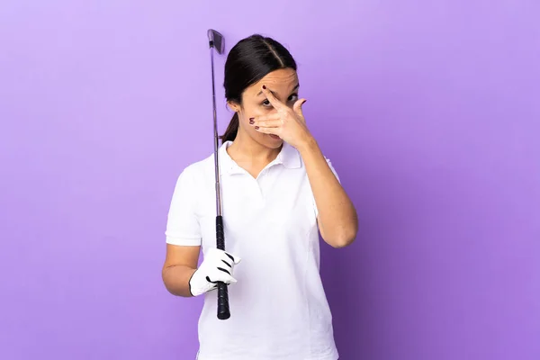 Giovane Donna Golfista Sfondo Colorato Isolato Che Copre Gli Occhi — Foto Stock